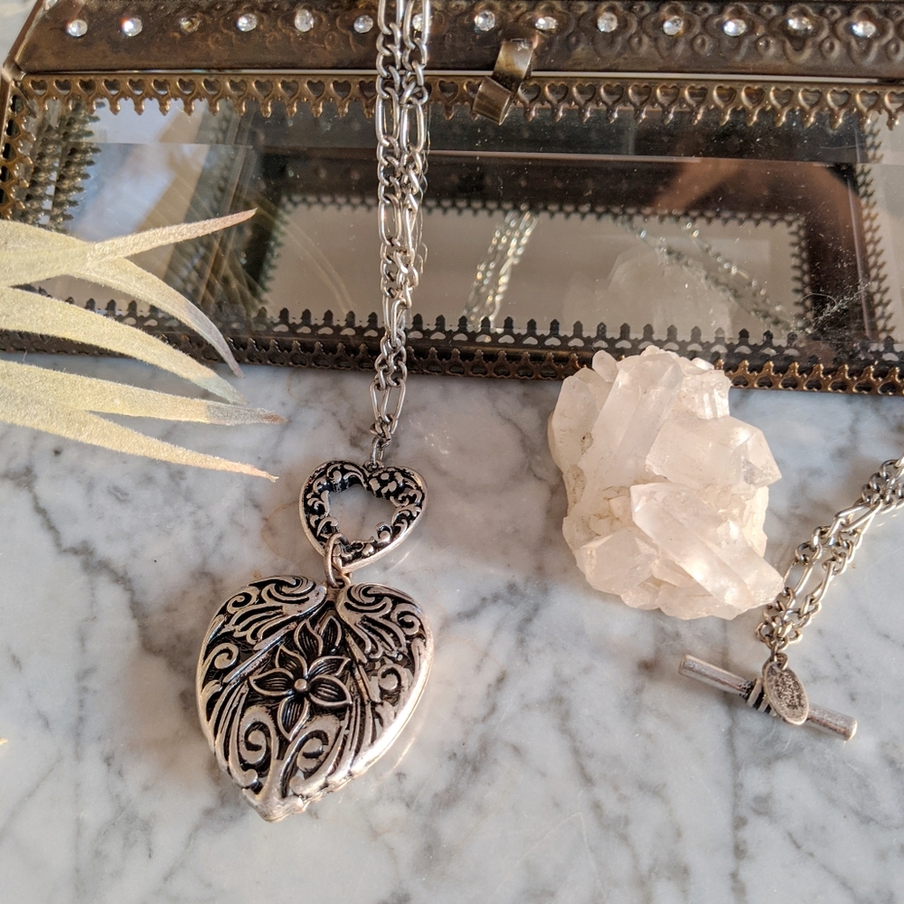 Vintage America silver colored necklace NWOT